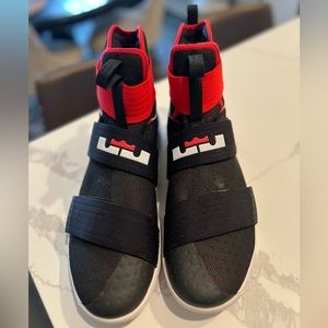 Nike LeBron Soldier 10 basketball shoes, Men’s Size 15
